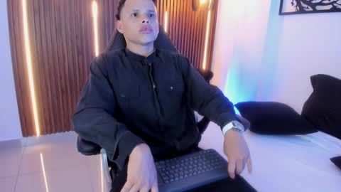 Snapshot of raphael_thomas chatting on October 29, 3:31 am raphael_thomas online show from October 29, 3:31 am