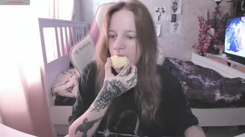 Snapshot of rapunzel_cute chatting on April 17, 1:25 pm Rapunzel online show from April 17, 1:25 pm