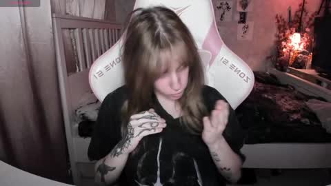 Snapshot of rapunzel_cute chatting on April 19, 6:21 pm Rapunzel online show from April 19, 6:21 pm