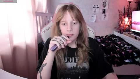 Snapshot of rapunzel_cute chatting on April 23, 1:13 pm Rapunzel online show from April 23, 1:13 pm