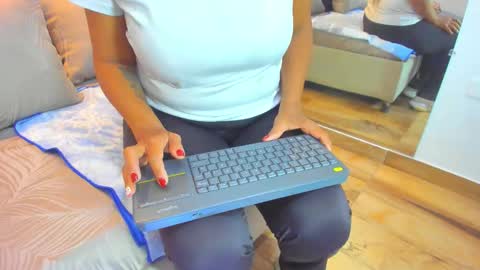 Raquel Moore  online show from December 15, 12:53 pm