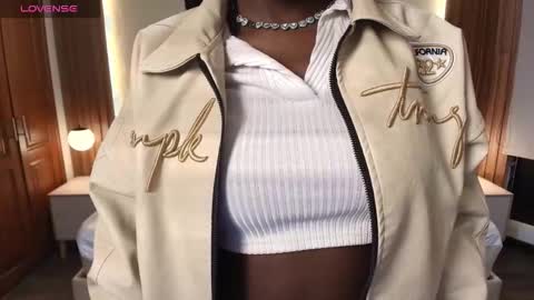 Snapshot of raqueljones_ chatting on March 2, 12:01 pm Raquel online show from March 2, 12:01 pm