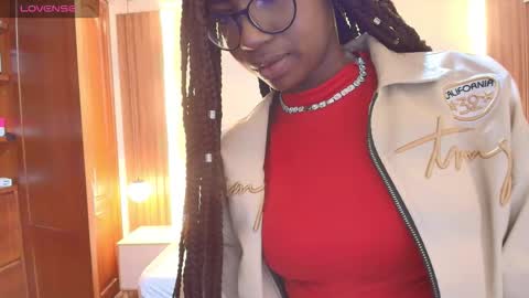 Snapshot of raqueljones_ chatting on March 12, 12:11 pm Raquel online show from March 12, 12:11 pm