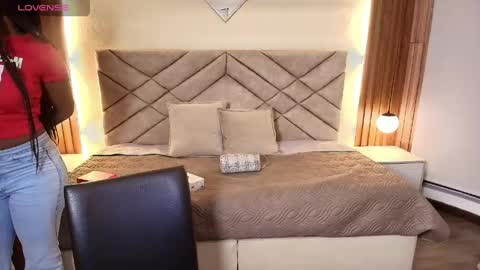 Snapshot of raqueljones_ chatting on May 9, 12:43 pm Raquel online show from May 9, 12:43 pm