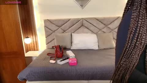Snapshot of raqueljones_ chatting on May 10, 12:10 pm Raquel online show from May 10, 12:10 pm
