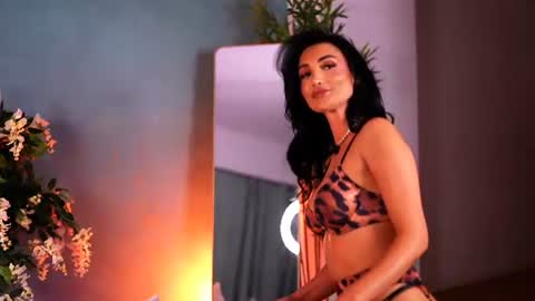 raquelledivax online show from August 5, 5:49 pm