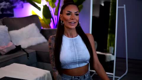 Raquelle online show from October 3, 9:06 am