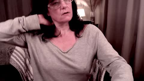 Snapshot of raven_feathers chatting on December 23, 2:13 am  Roxanneredlight59 online show from December 23, 2:13 am