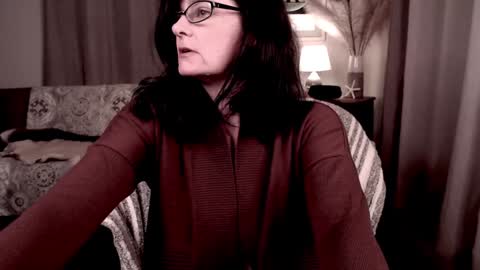 Snapshot of raven_feathers chatting on December 31, 12:54 am  Roxanneredlight59 online show from December 31, 12:54 am