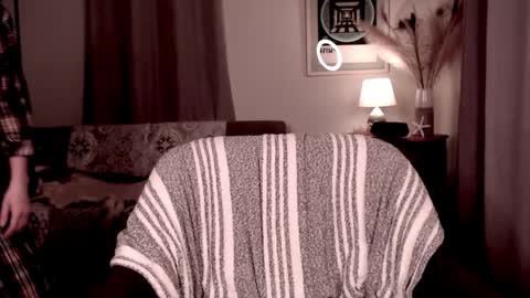 Snapshot of raven_feathers chatting on January 1, 12:32 am  Roxanneredlight59 online show from January 1, 12:32 am