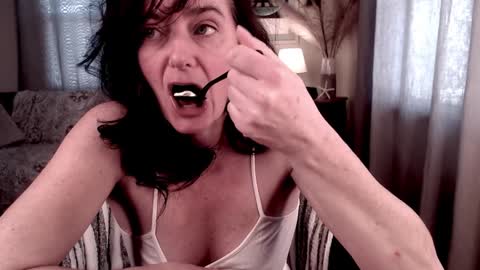 Snapshot of raven_feathers chatting on January 26, 3:14 pm  Roxanneredlight59 online show from January 26, 3:14 pm