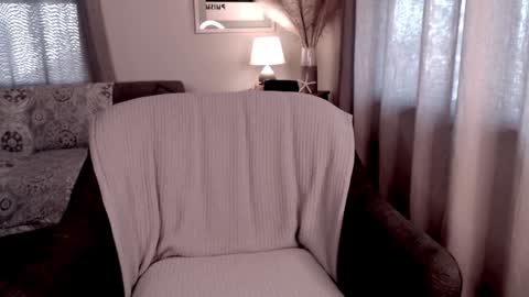 Snapshot of raven_feathers chatting on February 1, 8:16 pm  Roxanneredlight59 online show from February 1, 8:16 pm