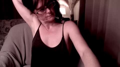 Snapshot of raven_feathers chatting on March 11, 12:00 am  Roxanneredlight59 online show from March 11, 12:00 am