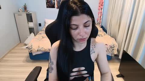 raven_haired_goddess online show from May 5, 7:27 am