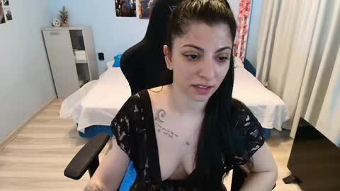raven_haired_goddess online show from May 14, 6:53 am