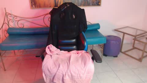 Snapshot of raven_pierce_ chatting on April 1, 8:06 pm Raven online show from April 1, 8:06 pm