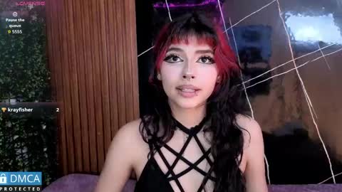 raven_rox_ online show from May 4, 7:21 pm
