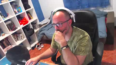 ravingr3d3 online show from May 4, 9:55 pm