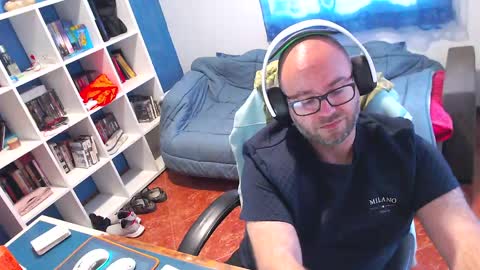 ravingr3d3 online show from May 6, 2:00 pm