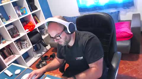 ravingr3d3 online show from May 7, 8:31 am