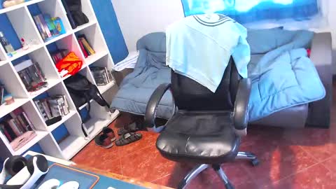 ravingr3d3 online show from May 8, 9:36 am