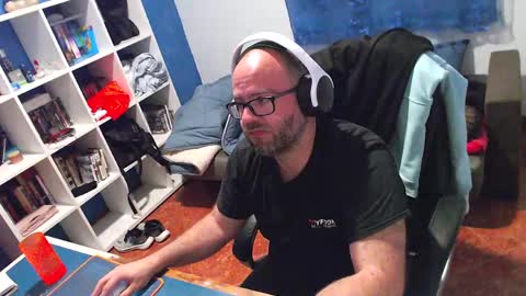 ravingr3d3 online show from May 9, 11:10 pm