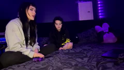 Snapshot of ravyn_nyx chatting on December 3, 4:42 am Ravyn and Nyx online show from December 3, 4:42 am