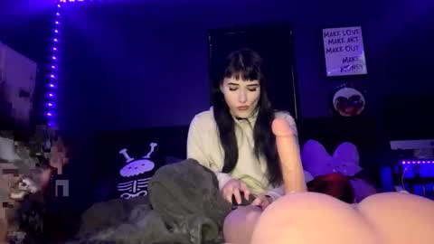 Snapshot of ravyn_nyx chatting on December 20, 3:35 am Ravyn and Nyx online show from December 20, 3:35 am