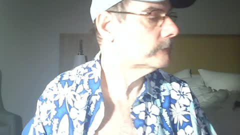 Snapshot of raylene4u2 chatting on December 6, 10:27 am Ray online show from December 6, 10:27 am