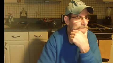 Snapshot of raylene4u2 chatting on December 12, 11:18 am Ray online show from December 12, 11:18 am