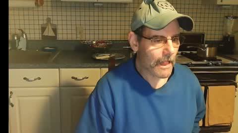 Snapshot of raylene4u2 chatting on December 14, 12:23 pm Ray online show from December 14, 12:23 pm