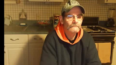 Snapshot of raylene4u2 chatting on December 25, 8:40 am Ray online show from December 25, 8:40 am
