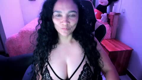 Snapshot of rayza_mature_ chatting on April 12, 4:28 am Danna online show from April 12, 4:28 am