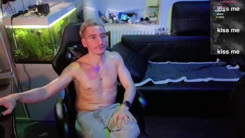 Rayzel online show from February 10, 1:53 am