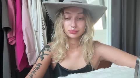 Snapshot of realsexcouple2 chatting on December 21, 10:39 am Monica Milz online show from December 21, 10:39 am