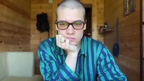 Snapshot of realsupermichael chatting on May 5, 9:06 am AliceEve online show from May 5, 9:06 am