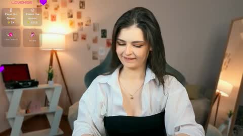 Snapshot of rebbekkakowalski chatting on March 28, 3:17 am Syndney online show from March 28, 3:17 am