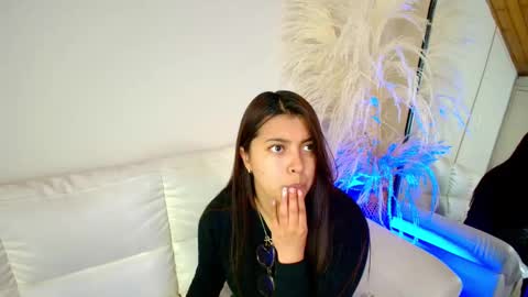 Snapshot of rebeca_williams_ chatting on February 20, 12:19 am Rebeca Williams online show from February 20, 12:19 am