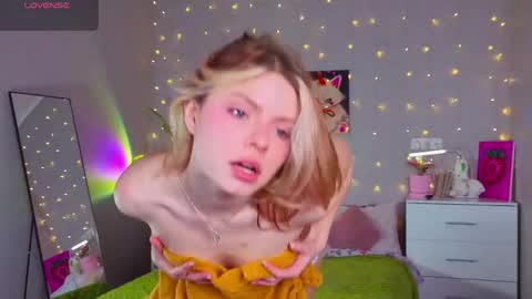Snapshot of red__candy chatting on April 24, 1:24 pm red__candy online show from April 24, 1:24 pm