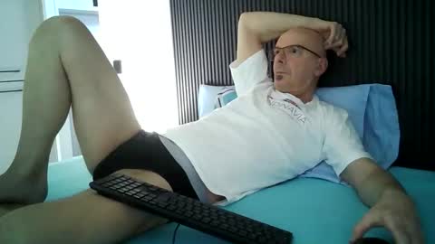 reddarkevil332 online show from April 5, 4:04 pm