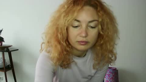 reddgirll online show from January 19, 11:45 am