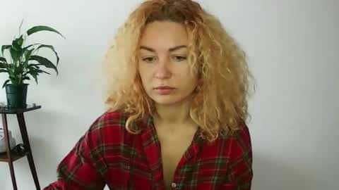 reddgirll online show from February 1, 10:26 am