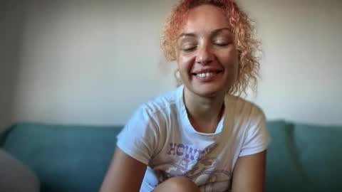 Snapshot of reddgirll chatting on October 20, 9:32 am reddgirll online show from October 20, 9:32 am