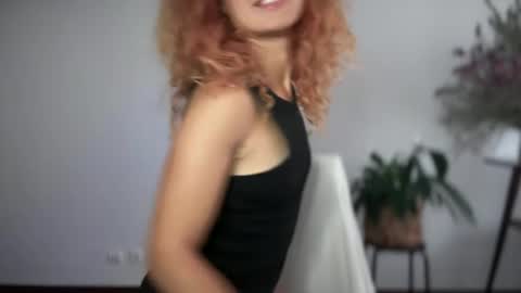 Snapshot of reddgirll chatting on October 31, 8:04 am reddgirll online show from October 31, 8:04 am