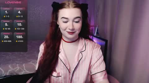 Snapshot of redhaired_kitty chatting on May 15, 10:11 am Lina online show from May 15, 10:11 am