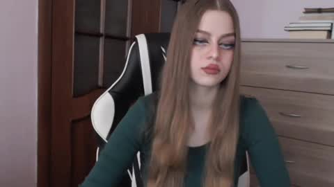 Snapshot of redhead_rabbit chatting on April 15, 2:18 am Lily online show from April 15, 2:18 am
