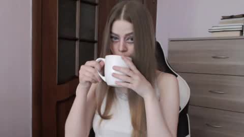 Snapshot of redhead_rabbit chatting on April 19, 2:11 am Lily online show from April 19, 2:11 am