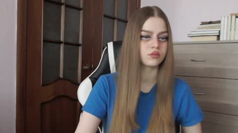 Snapshot of redhead_rabbit chatting on April 24, 2:47 am Lily online show from April 24, 2:47 am