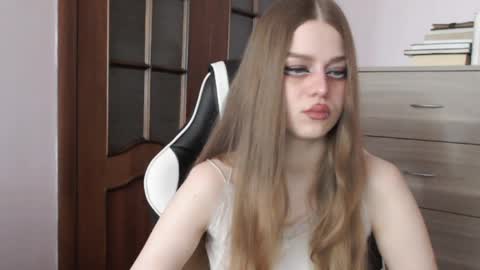 Snapshot of redhead_rabbit chatting on April 25, 2:36 am Lily online show from April 25, 2:36 am