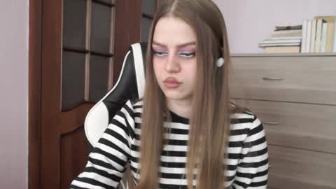 Snapshot of redhead_rabbit chatting on May 3, 2:50 am Lily online show from May 3, 2:50 am